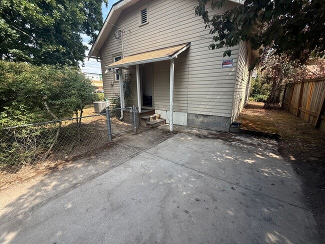 Building Photo - Charming 2BR/1BA Campus House