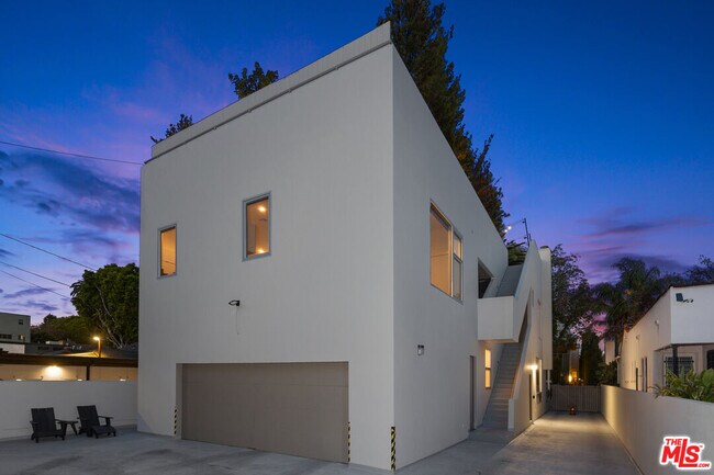 Building Photo - 613 Westmount Dr