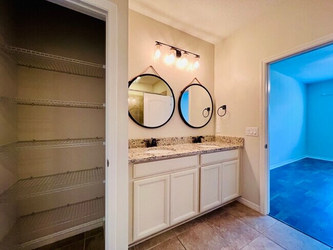Building Photo - Gorgeous 3 bedroom, 2½ bath, 2 STORY townhome