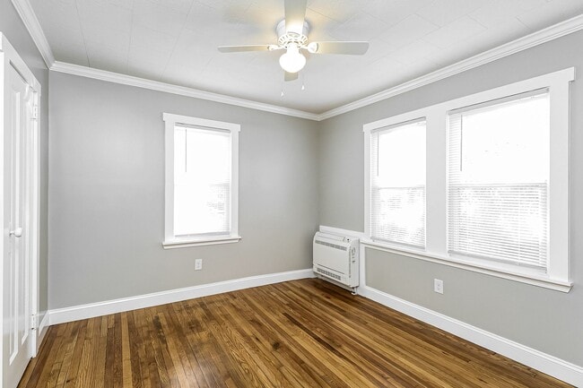 Building Photo - 2/1 House - Just Renovated Kitchen & Bath