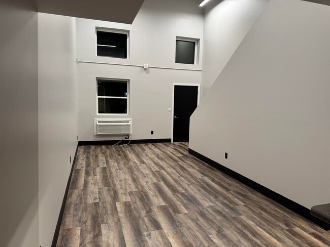 Building Photo - 826 W 8th St