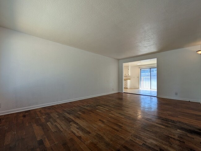 Building Photo - 690 E 39th Ave