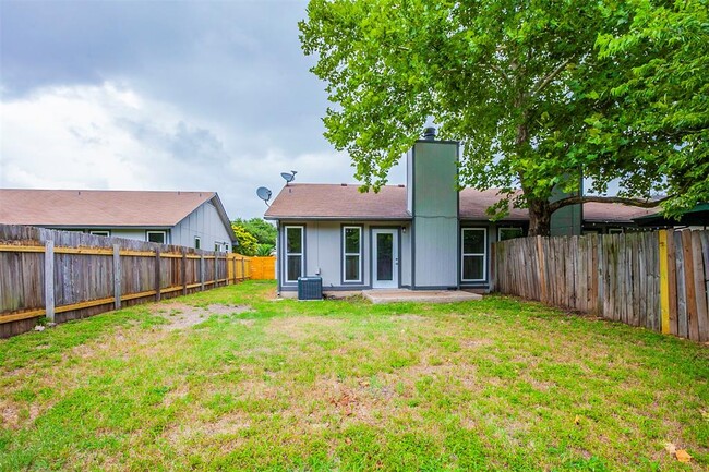 Building Photo - 8715 Pineridge Dr