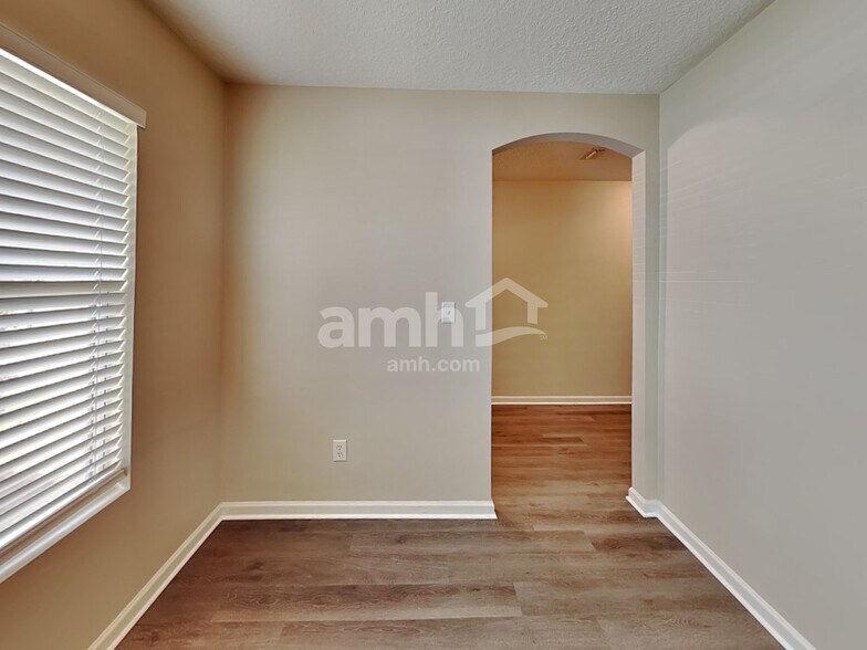 Building Photo - 11869 Hayden Lakes Cir