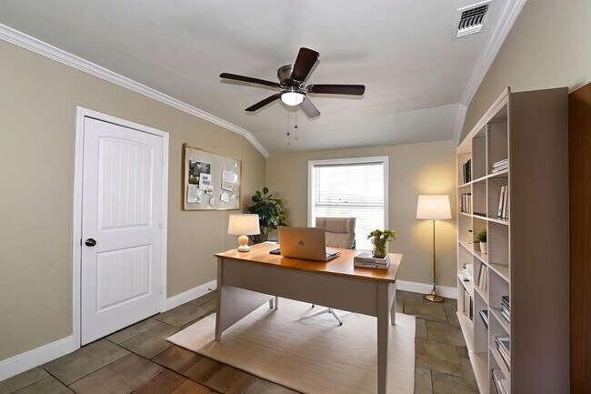 Building Photo - Stylish and Spacious 4-Bedroom Home PLUS C...