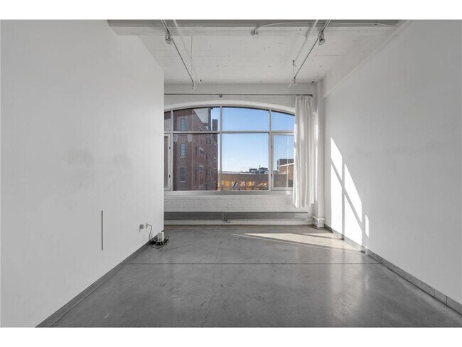 Building Photo - 700 N Washington Ave