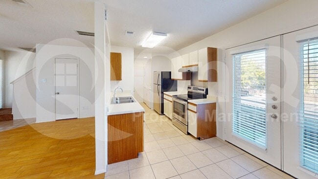 Building Photo - 1015 E Yager Ln