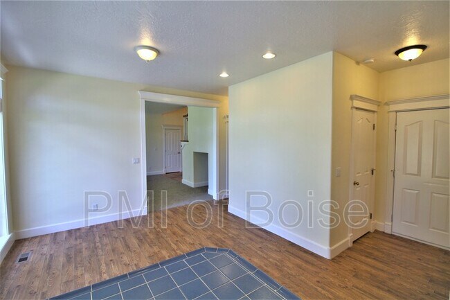 Building Photo - 85 S Linder Rd
