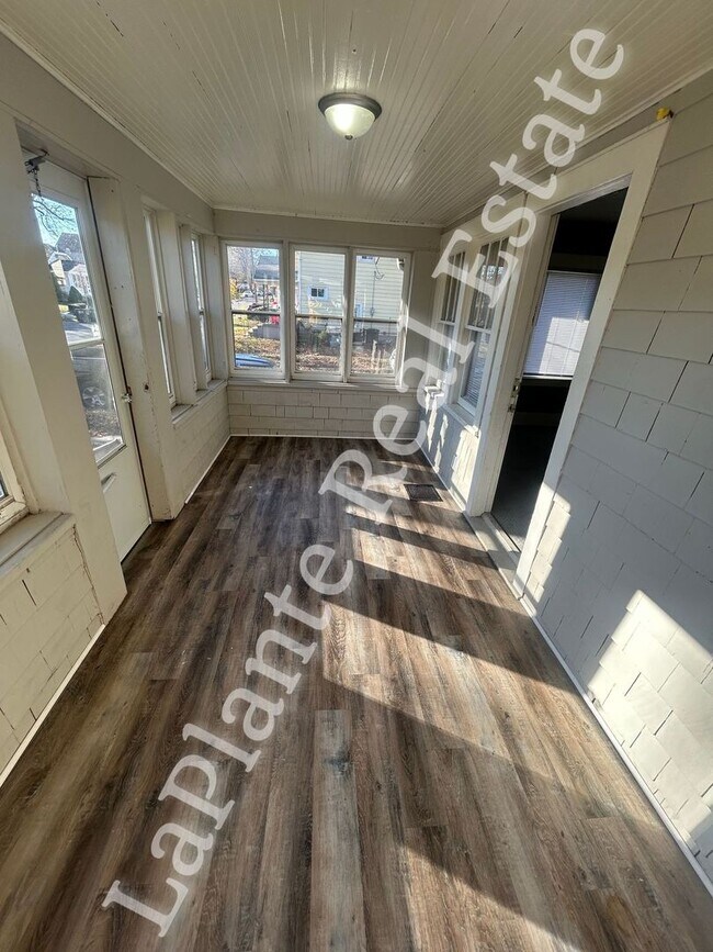 Building Photo - Bright Newly renovated Home in a Quiet Wes...