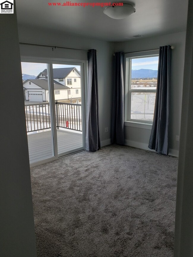 Building Photo - Beautiful Large 4bd/2.5ba 2332sqft home in The Lakes Subdivision