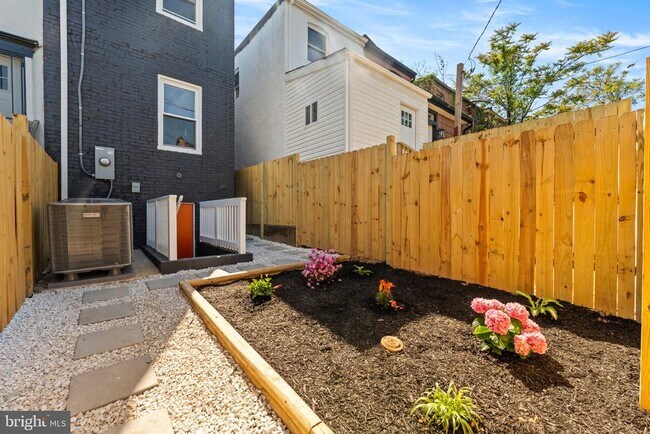 Building Photo - 1724 N Milton Ave