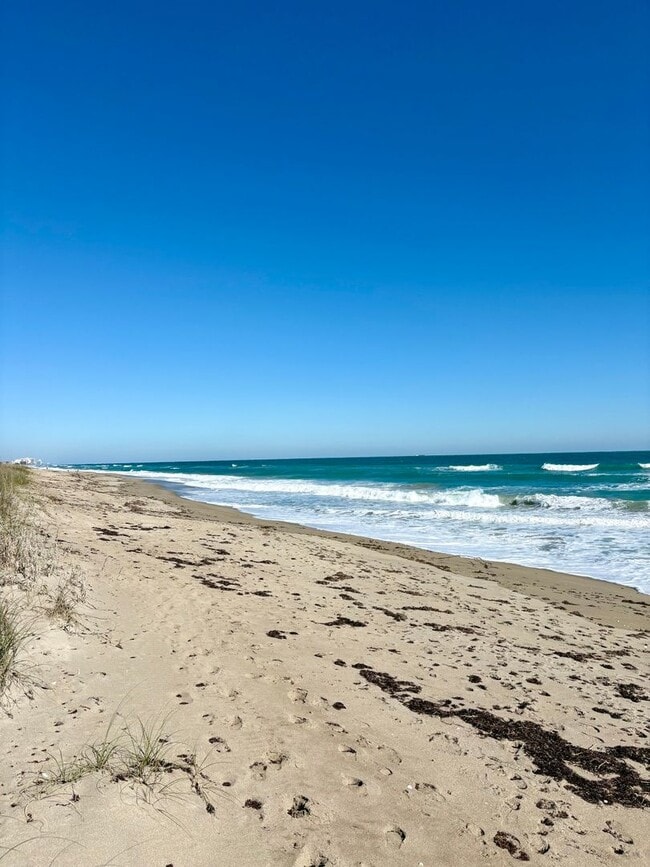 Building Photo - Direct Oceanfront 2/2 Condo in Stuart!