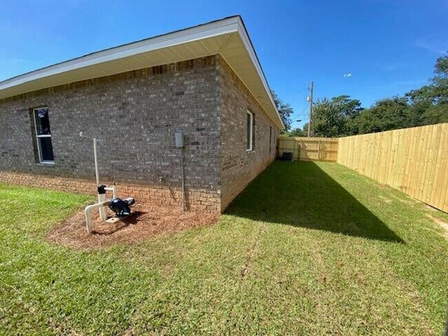 Building Photo - Spacious 3 Bedroom Home in Mary Esther!