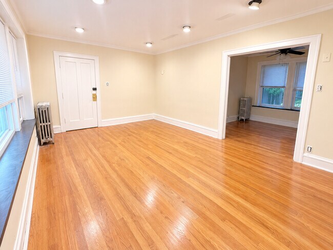 Building Photo - 2044 W Farragut Ave