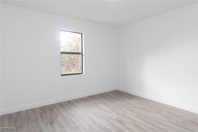 Building Photo - 1123 Deauville St E