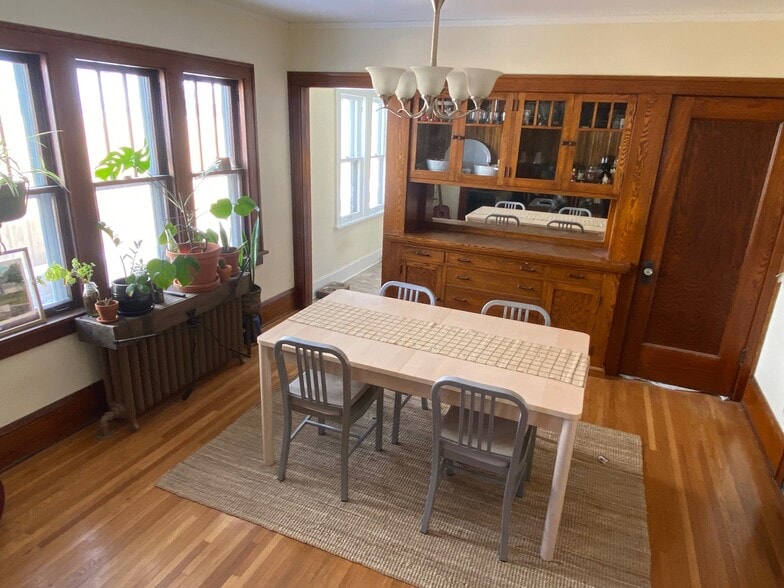 Dining w/ Buffet - 1484 Almond Ave