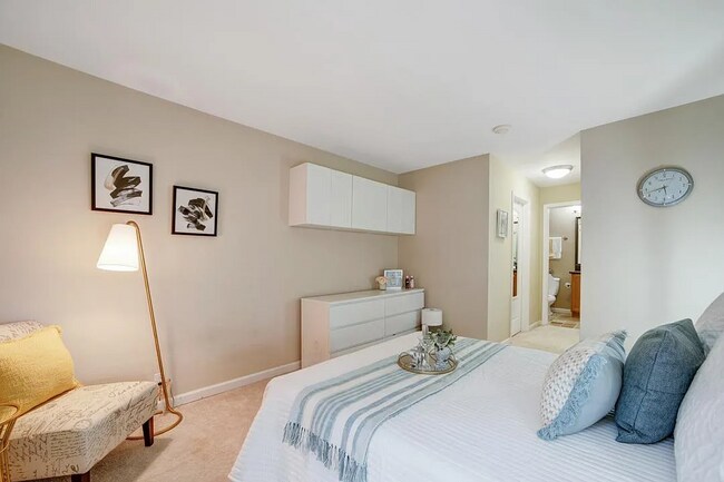 Building Photo - WOW!! Great Price and Great Location!