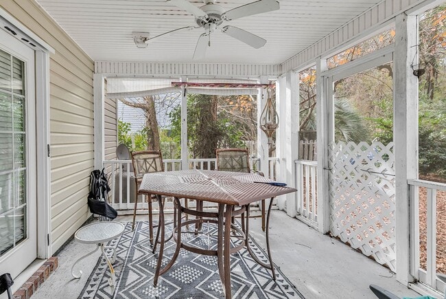 Building Photo - Don't miss out on this gorgeous 3 bedroom 2.5 bath home nestled in the prestigious gated communit...