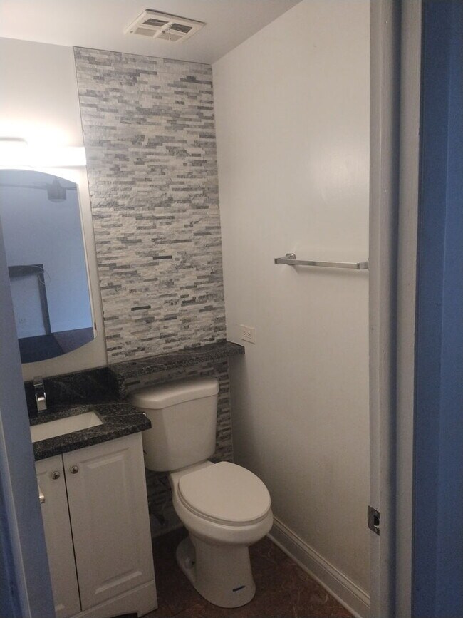 Building Photo - 5515 S Cornell Ave