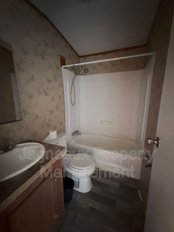 Building Photo - 1914 Center St