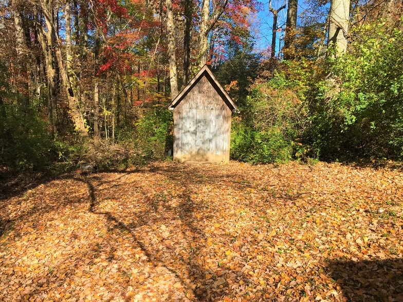 Large storage shed - 3 Gennett Ct