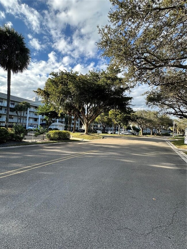 Building Photo - 1715 Whitehall Dr