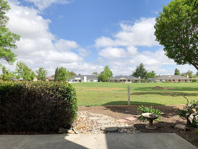 Building Photo - 2 Bedroom / 2.5 Bath Condo in Ridgemark