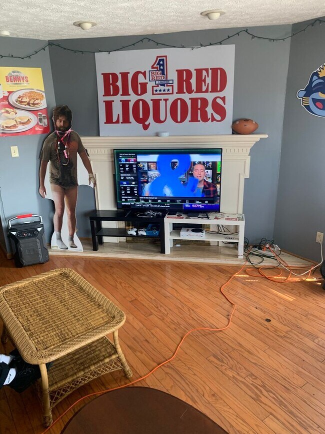 Building Photo - *** AVAILABLE AUGUST 2027 *** 3 Bedroom - 2 Bath Home (Great for a large group!)