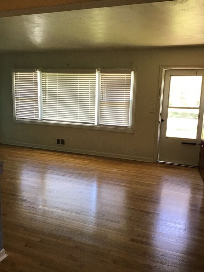Building Photo - Spacious 3-bedroom 1 bath available now /H...