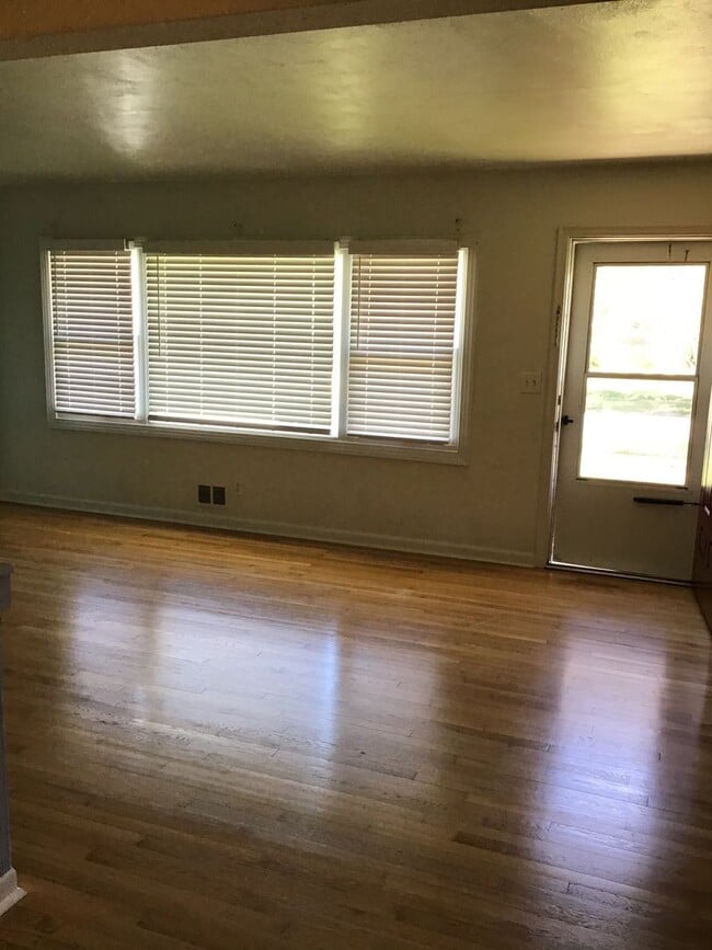 Building Photo - Spacious 3 bedroom 1 bath available soon (...