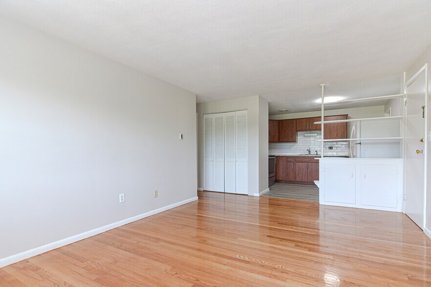 Building Photo - 4 Colonial Village Dr