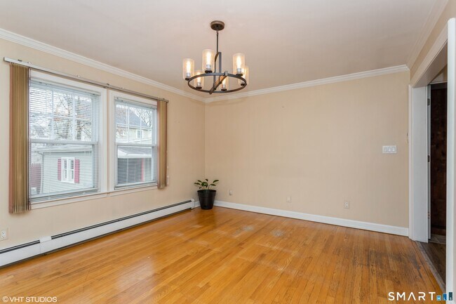 Building Photo - 680 Queen St