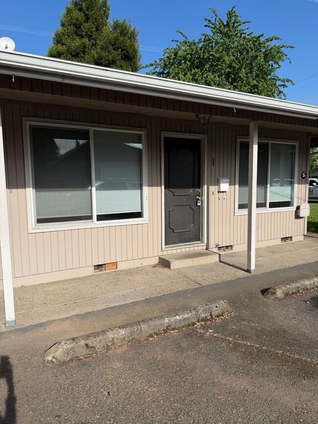 Building Photo - Pet Friendly 2 Bedroom in Lebanon!