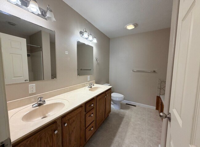 Building Photo - 19550 Lenox Ln