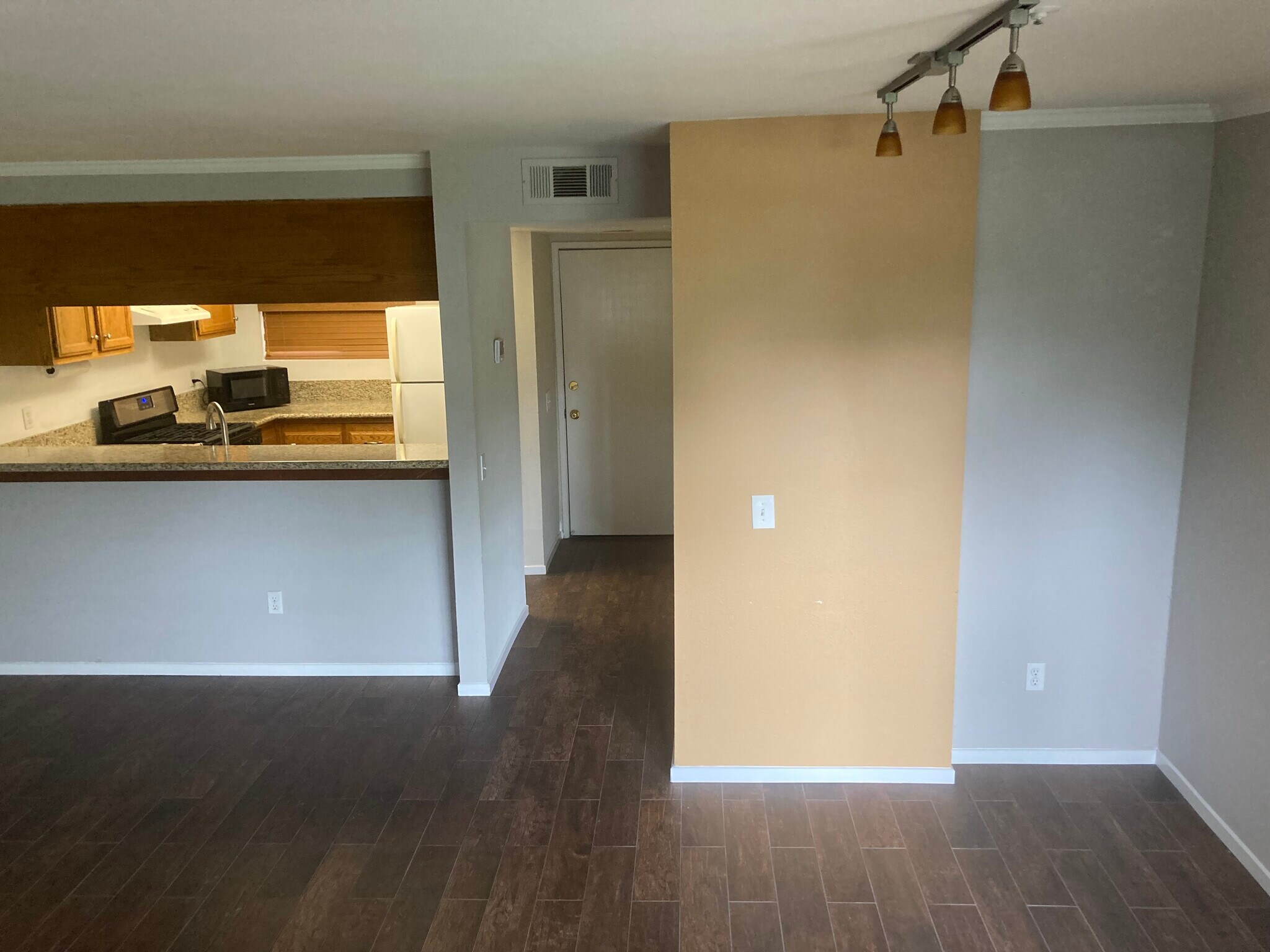 Building Photo - 550 Orange Ave