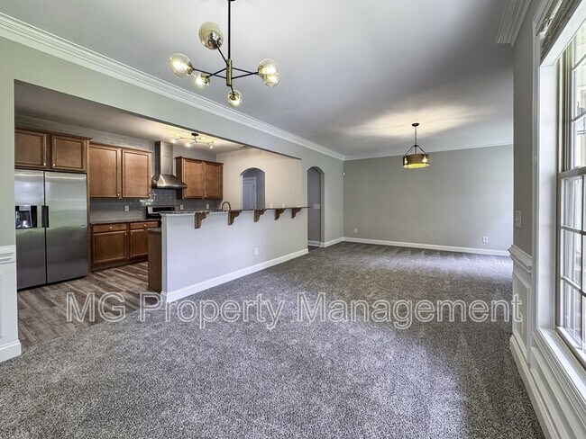 Building Photo - 2056 Oxford Heights