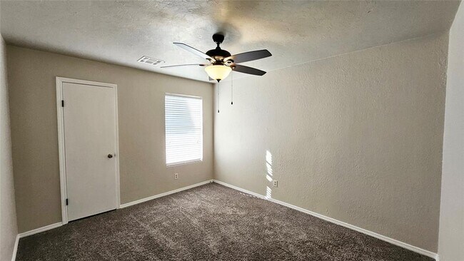 Building Photo - 10029 S Fairview Dr