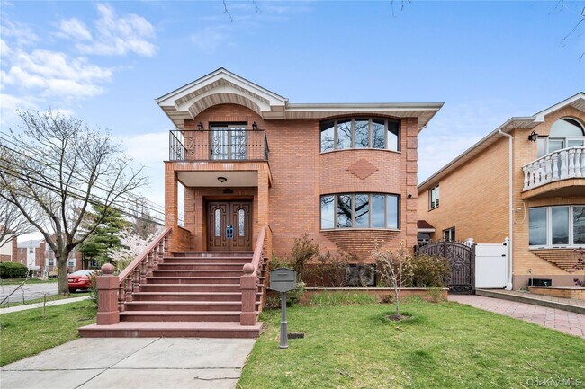 Building Photo - 69-03 Cloverdale Blvd