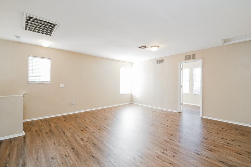 Building Photo - 2746 S Southwind Dr