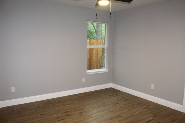 Building Photo - Beautiful 3 Bedroom / 2 Bath Home with Garage & Fenced Yard