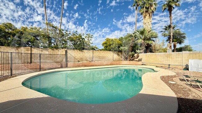 Building Photo - 2502 E Sahuaro Dr