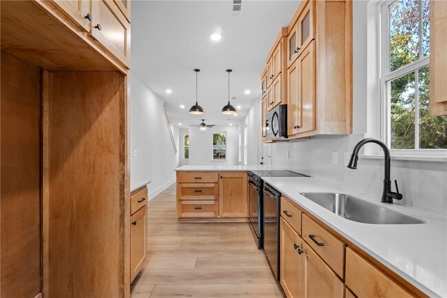 Building Photo - 588 S Willow Ave