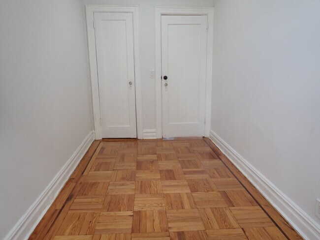 Building Photo - 663 E 94th St