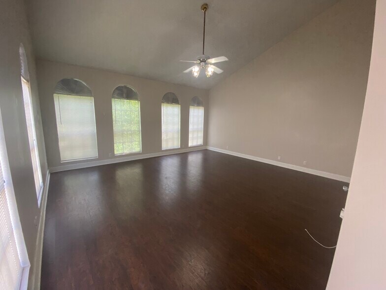 Building Photo - 2000 Fairview Ave