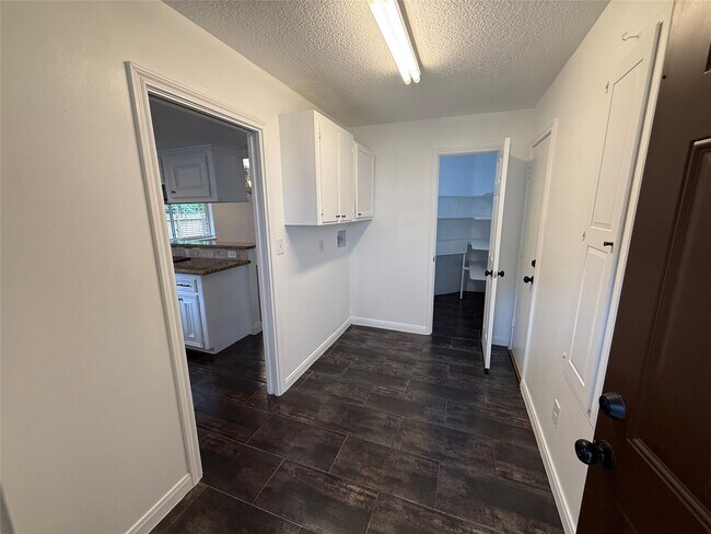 Building Photo - 2075 Little Cedar Dr