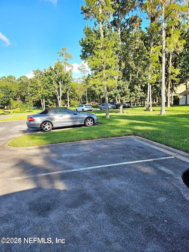 Building Photo - 133 Hedgewood Dr