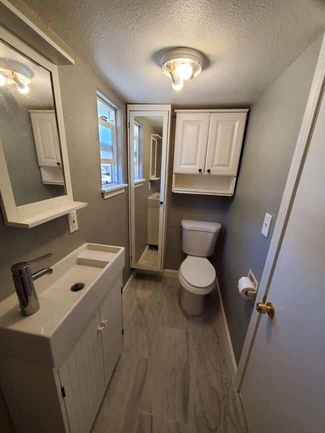 Building Photo - Charming duplex available Oct 15th.