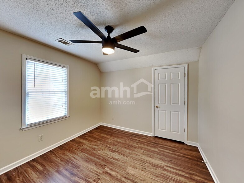 Building Photo - 3846 Deercreek Dr
