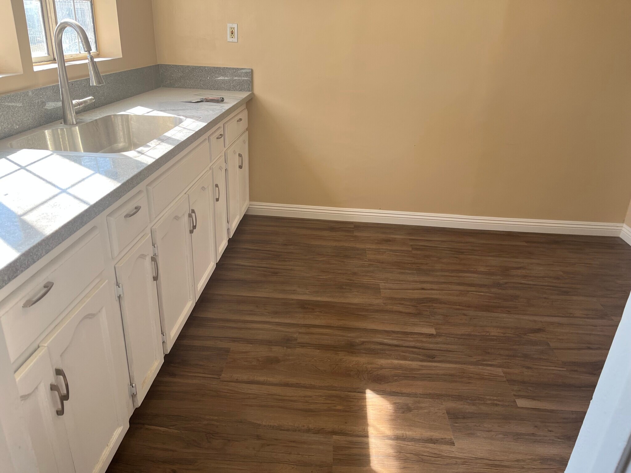 Building Photo - 1423 W 106th St