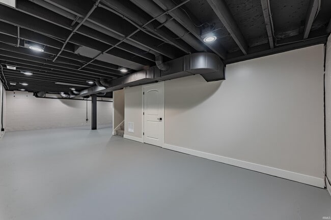 Building Photo - 911 Mayfair Dr